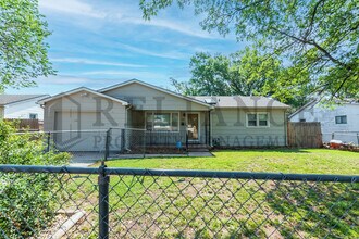 Building Photo - 2322 S Vine St