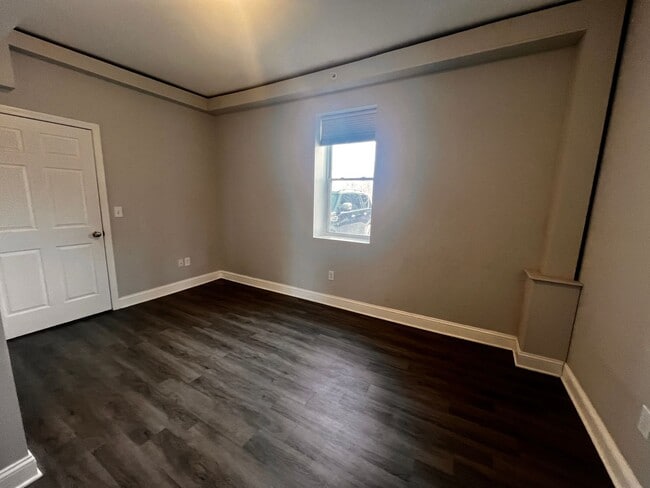 Building Photo - 2185 River Rd