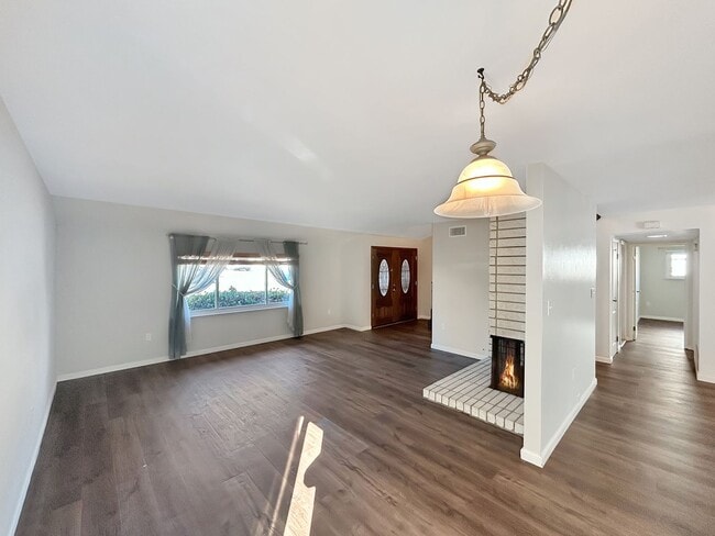 Foto del edificio - Beautiful 4BD/2BA W/ Attached Garage in Cl...