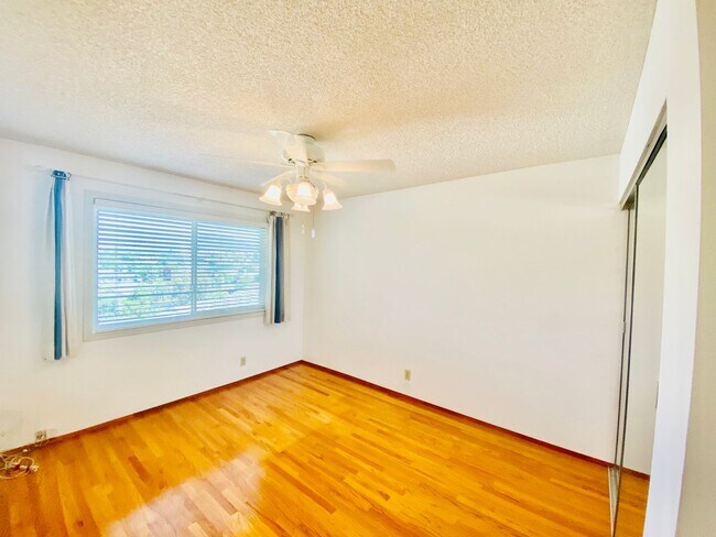 Building Photo - Gorgeous Townhome with views of Lake Murra...
