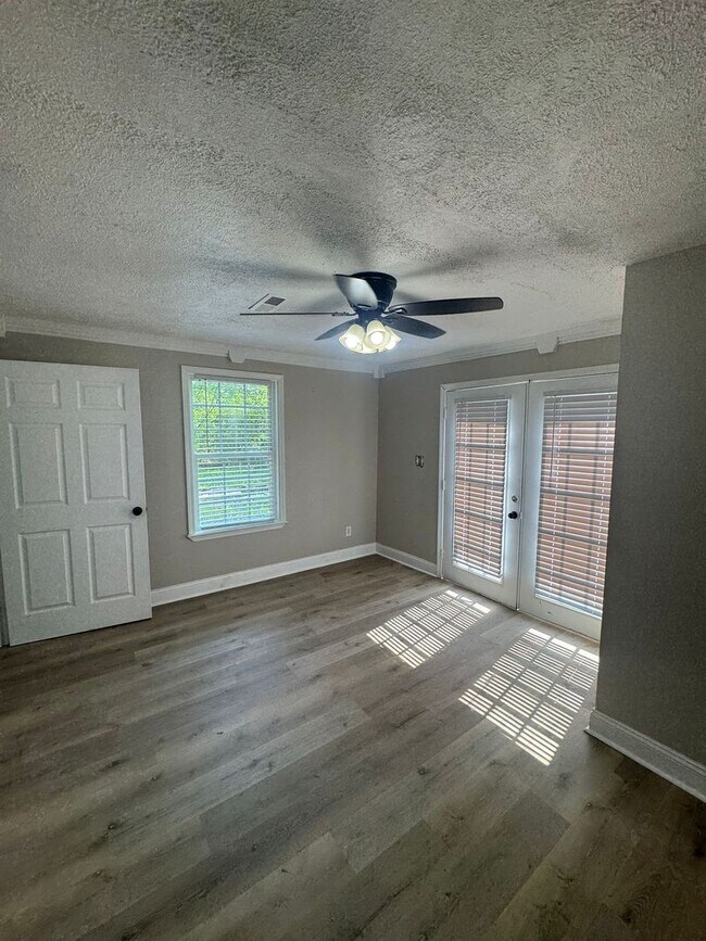 Foto del edificio - Newly Renovated 2 Bedroom, 1 Bathroom Home...