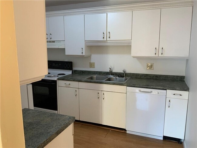 Building Photo - 23 Village Ct