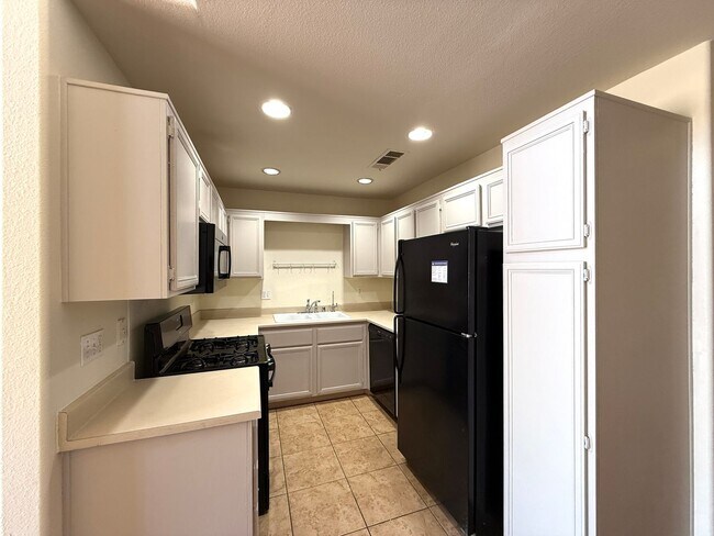 Foto del edificio - Beautiful 2-story townhouse located in a s...