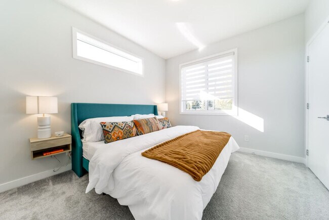 Building Photo - 15809-15897 97 Ave NW