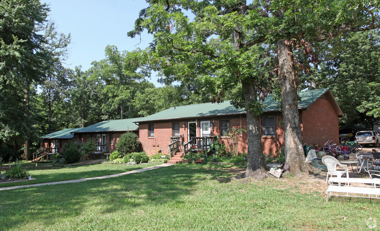 Primary Photo - Quail Hollow Apts