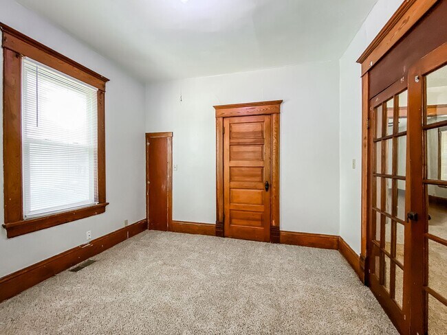 Building Photo - Large 4 Bed 2 Bath Home