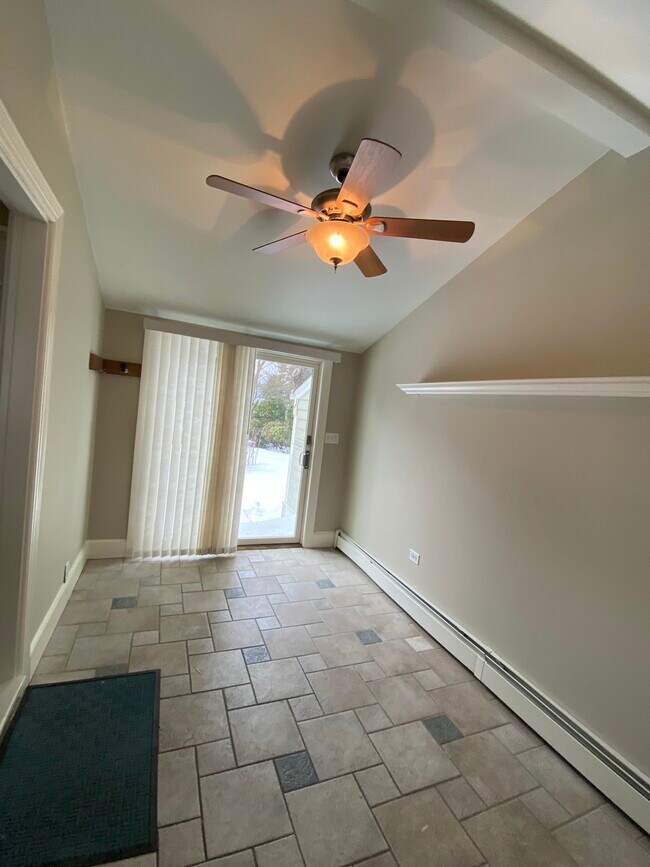 Sala de entrada con puerta corrediza al patio. - 54 Bowden Ave