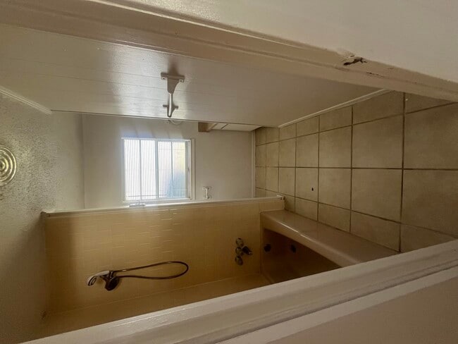 Building Photo - 590 Florosa Ct