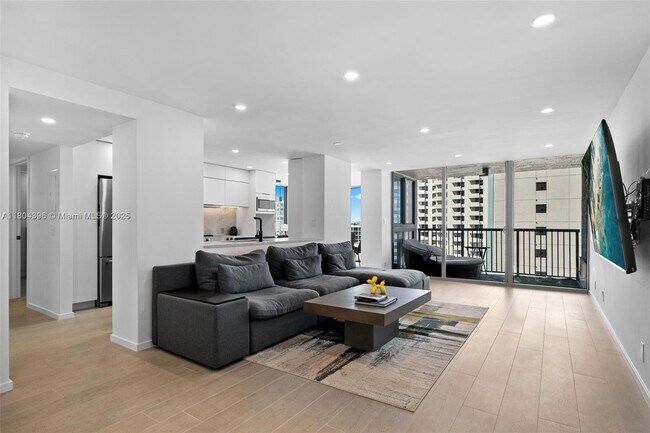 Building Photo - 2655 Collins Ave