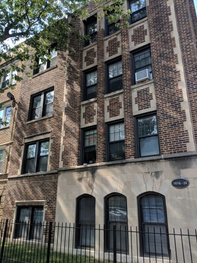Building Photo - 1620 W Farwell Ave