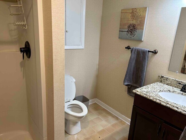 Foto del edificio - Large Apartment Above Commercial Building