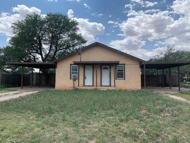 Building Photo - Duplex 1/1 carport  tenant pays their own ...