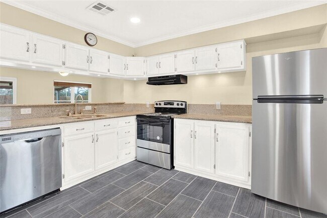 Building Photo - 817 Circle Way