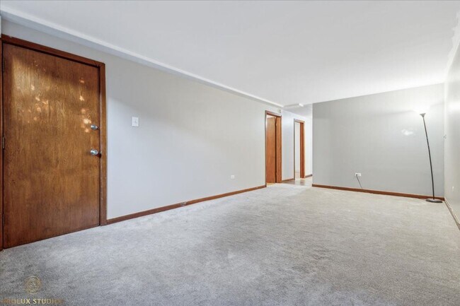 Building Photo - 5645 W 63rd Pl