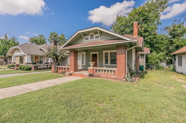 Foto del edificio - ADORABLE home in Ryan Place