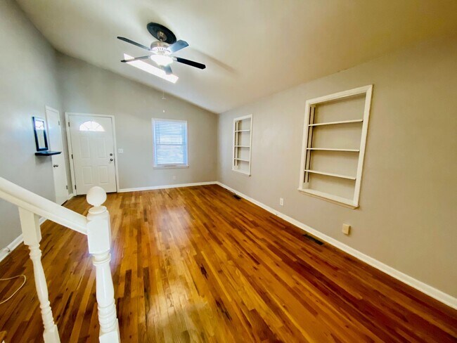 Building Photo - {11821} Desirable Shawnee Village Location + Hardwood Floors + Fenced Yard