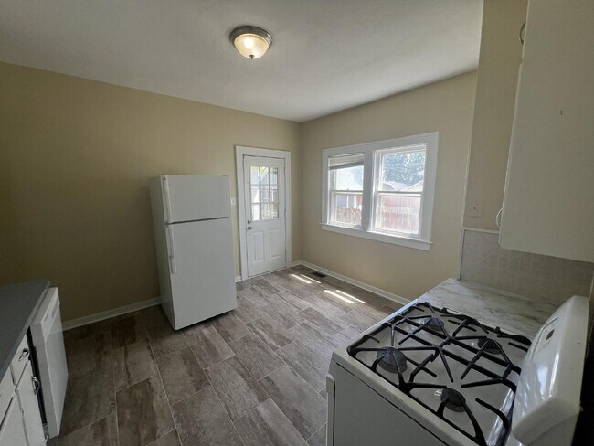 Building Photo - 3 Bedroom/1 Bath Home