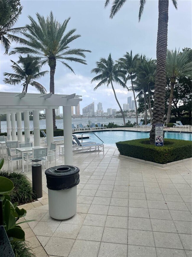 Foto del edificio - 3155 NE 184th St