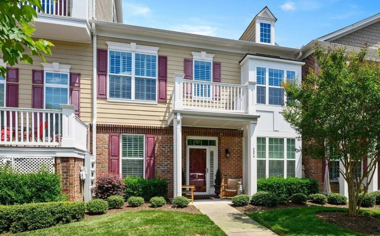 Foto principal - 3 bedroom condo in Brier Creek