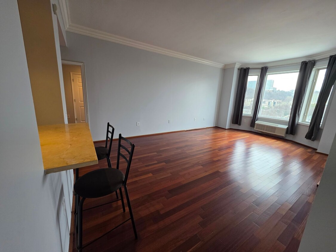 Foto principal - PRICE REDUCTION! & NO LEASING FEE REQUIRED