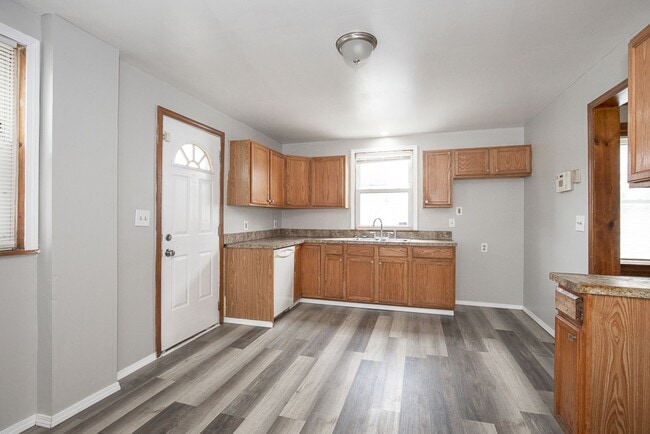 Building Photo - 3 Bedroom/1 bath Single House!!