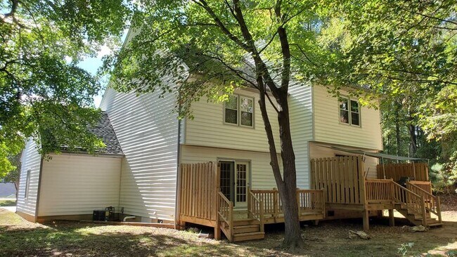 Building Photo - 615 Wait Ave