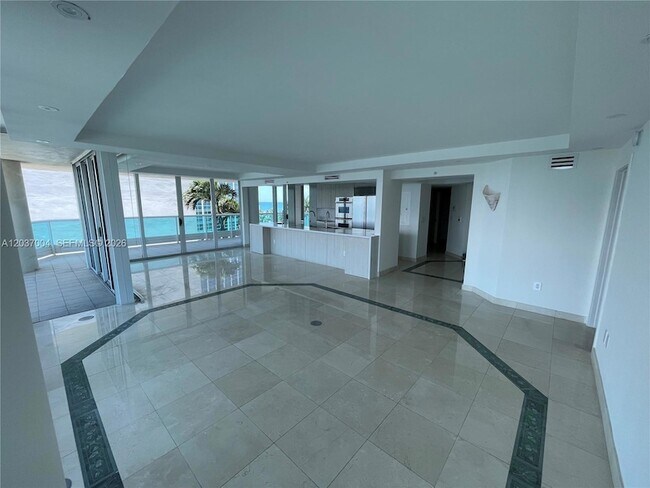 Foto del edificio - 5025 Collins Ave