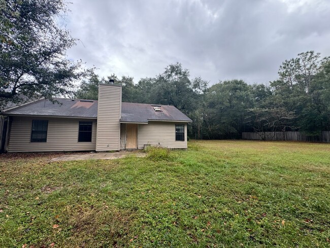 Building Photo - Gorgeous Duplex with a Huge yard!!!