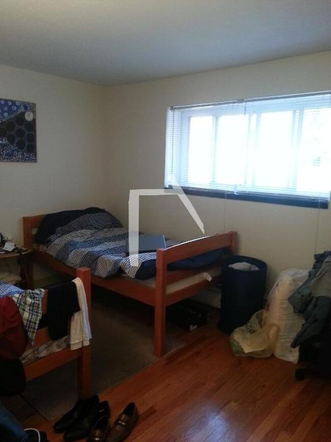 Building Photo - 2 bed in Allston