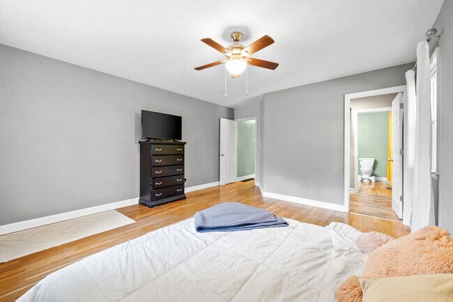 Building Photo - 310 Hillaire Dr