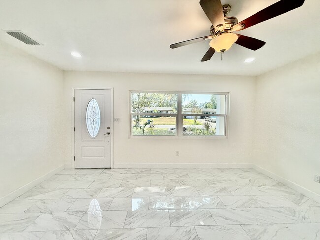 Building Photo - 2014 Pinehurst Dr