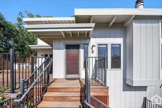 Foto del edificio - Beautiful 4bd/3.5ba Updated Custom House with Valley Views