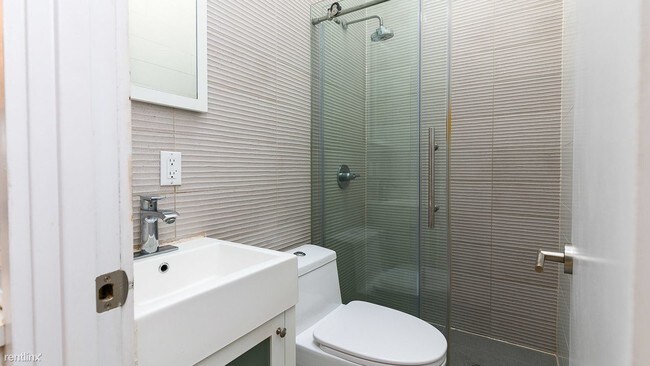 Building Photo - 4 br, 2 bath Apartment - 1212 Rogers Ave