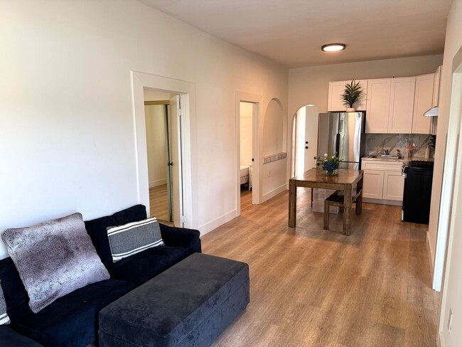 Building Photo - 1 MONTH FREE! 4 Bed 2 Bath in Echo Park with Back Patio