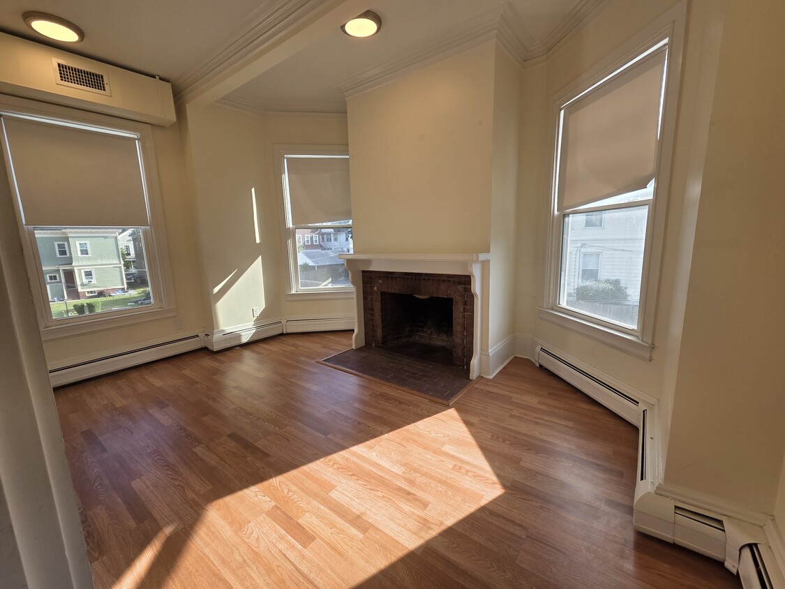 Primary Photo - 193 Waterman St