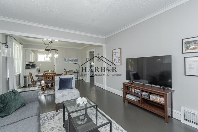 Building Photo - Furnished SE Rochester Home Available Now!