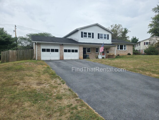 Building Photo - Available Immediately! Pet friendly, 2 car...