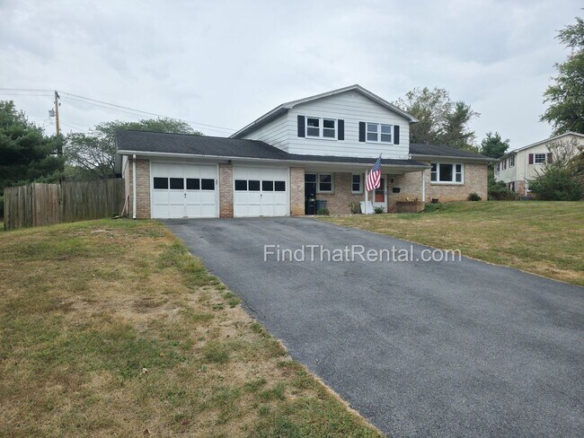 Foto del edificio - Available Immediately! Pet friendly, 2 car...