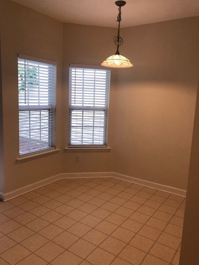 Building Photo - WELL MAINTAINED 2 BEDROOM CONDO