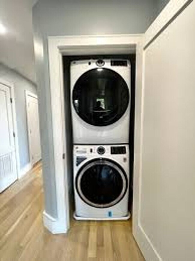 Foto del edificio - New Apartment on Washington Sq. In-Unit Washer and Dryer, Central Heat/AC, Steps from the T Stop