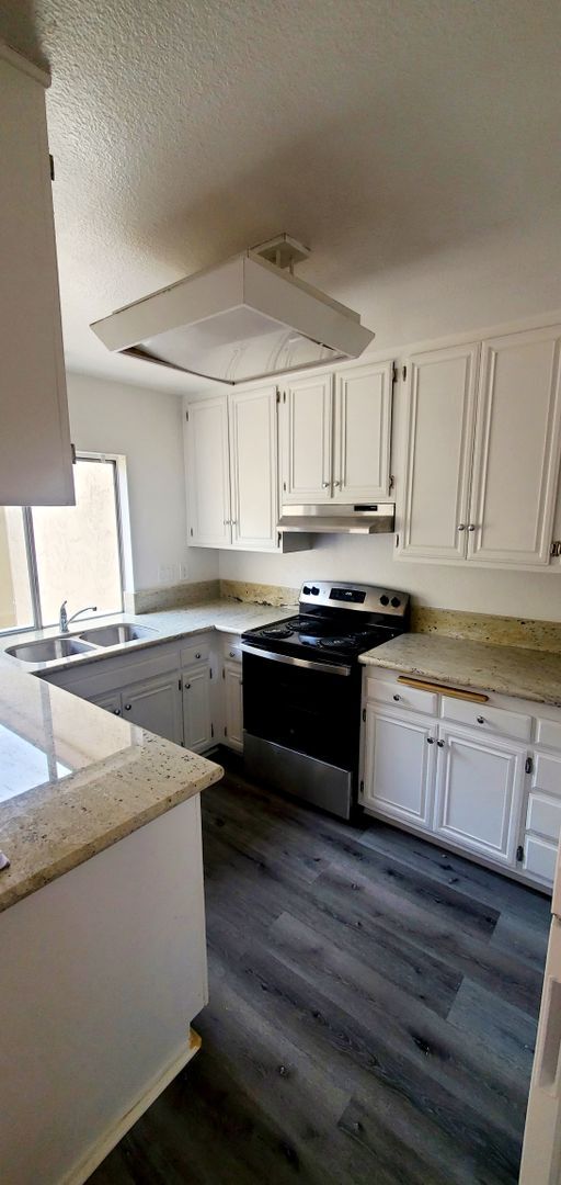 Building Photo - 4 bed townhouse central  Clairemont