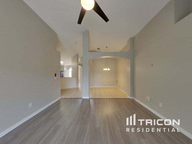 Foto del edificio - 5740 Rywood Dr