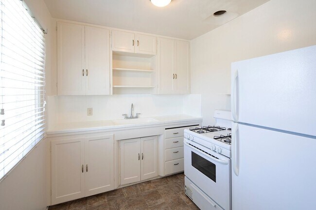 Foto del edificio - *OPEN HOUSE: 8/2 10AM-12:30PM* Vintage Cha...