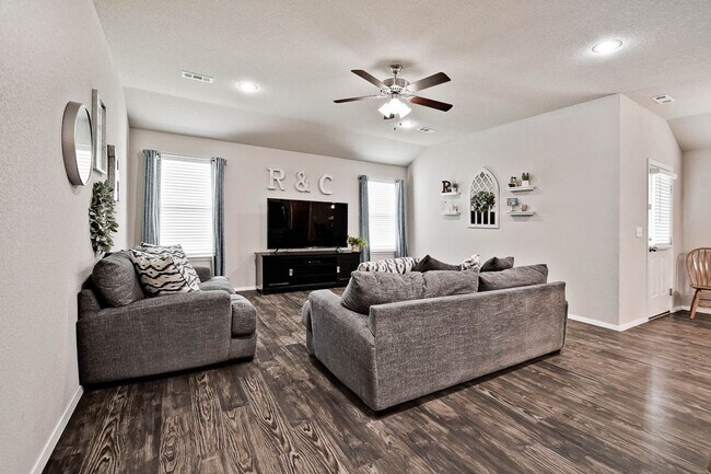Foto del edificio - Beautiful + Well-Maintained Home in Benton...