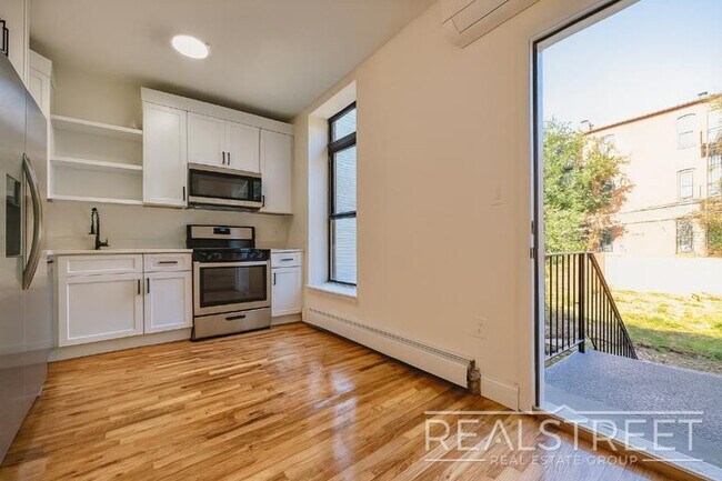 Foto del edificio - Charming 2 Bed 1.5 Bath Upper Duplex in Bu...