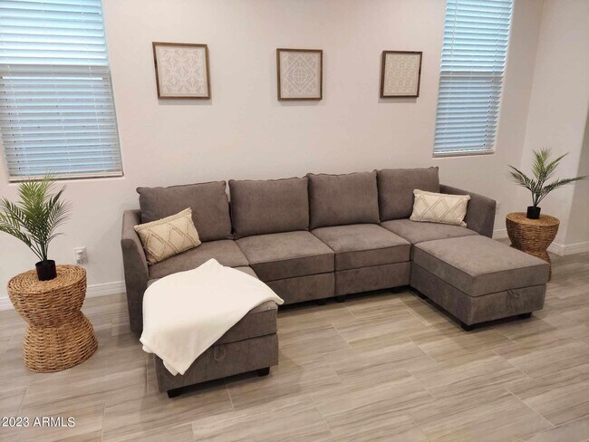Foto del edificio - 9137 W Sells Dr
