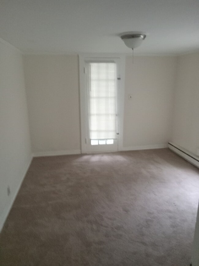 1st bedroom - 31 Farrell Rd