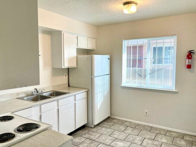 Building Photo - 620 Alcazar St SE