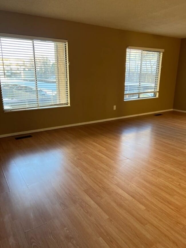 Building Photo - Two bedroom Condo on Westside!! 1 MONTH FREE