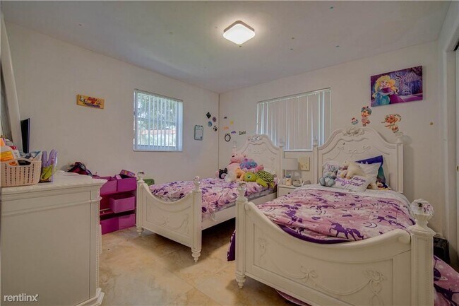 Foto del edificio - 4 br, 1.5 bath House - 9413 SW 51st Pl